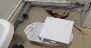 Установка напольного унитаза в Ломоносове: монтаж под ключ от СантехДомЛмн от 5212 рублей.