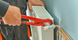 Установка радиаторов отопления в Ломоносове - цена, стоимость от 1043 руб., работа в доме и квартире